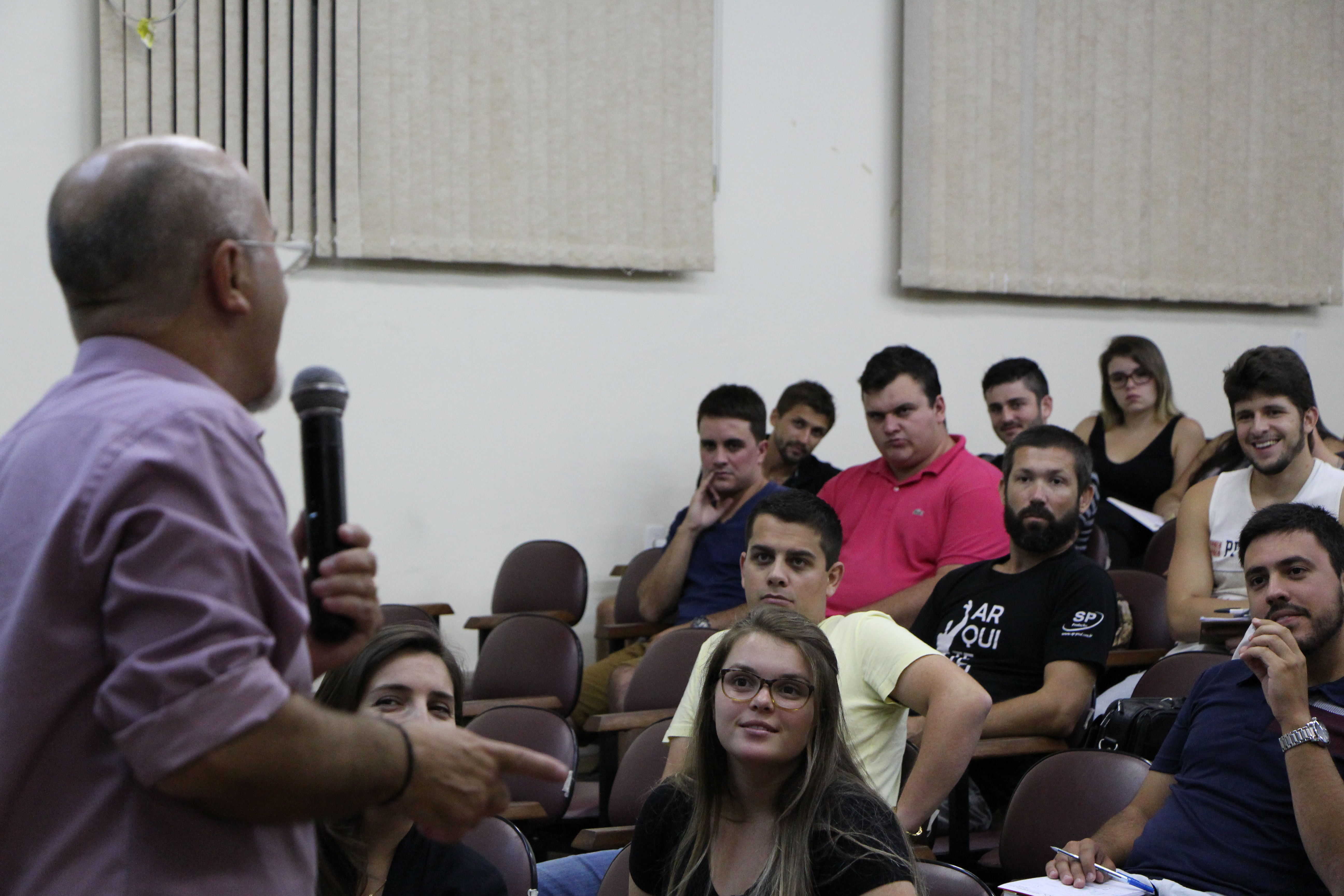 Auditório atento e clima descontraído para tratar de Ética profissional.