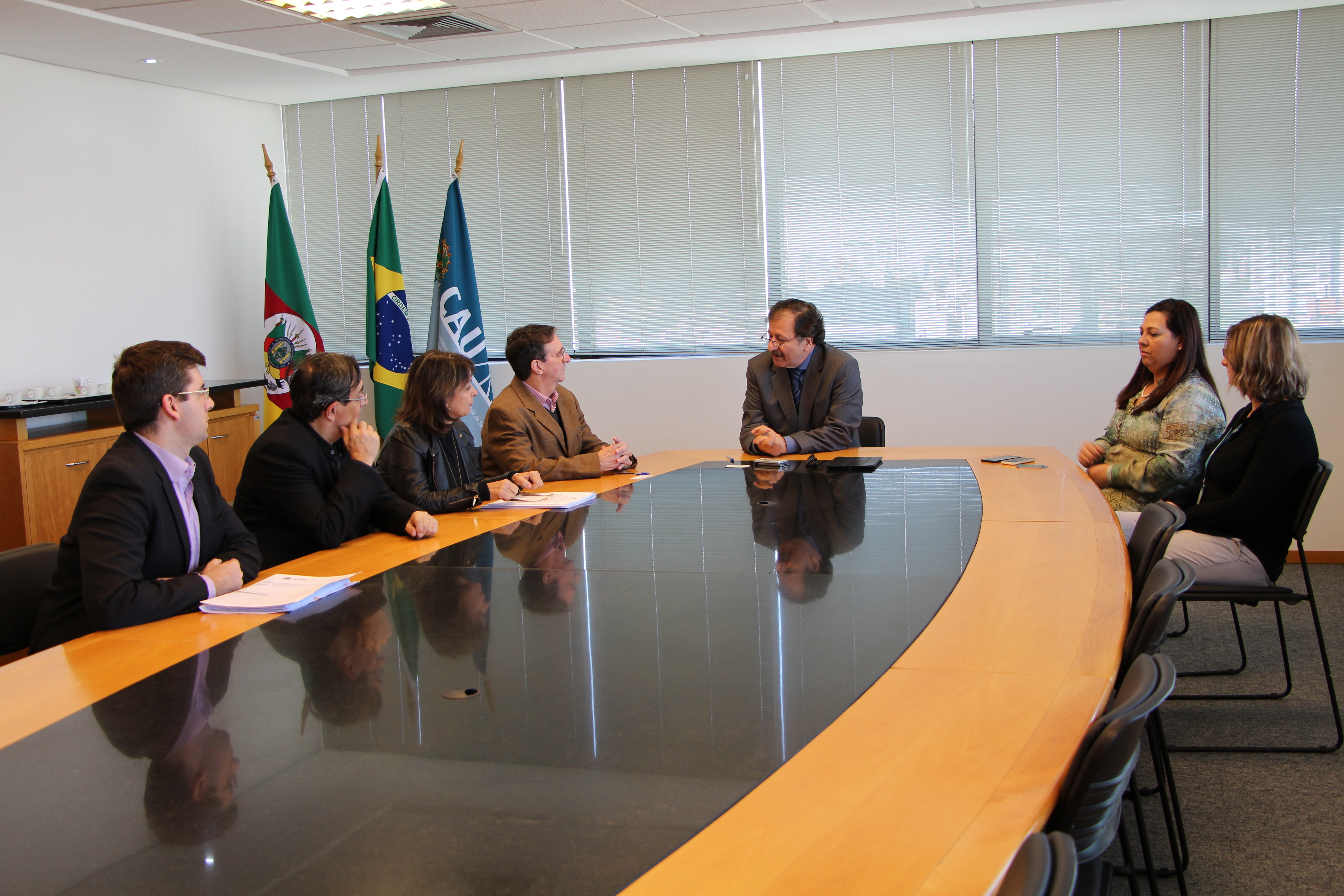 Jucergs e CAU/RS reunidos para a assinatura do documento.
