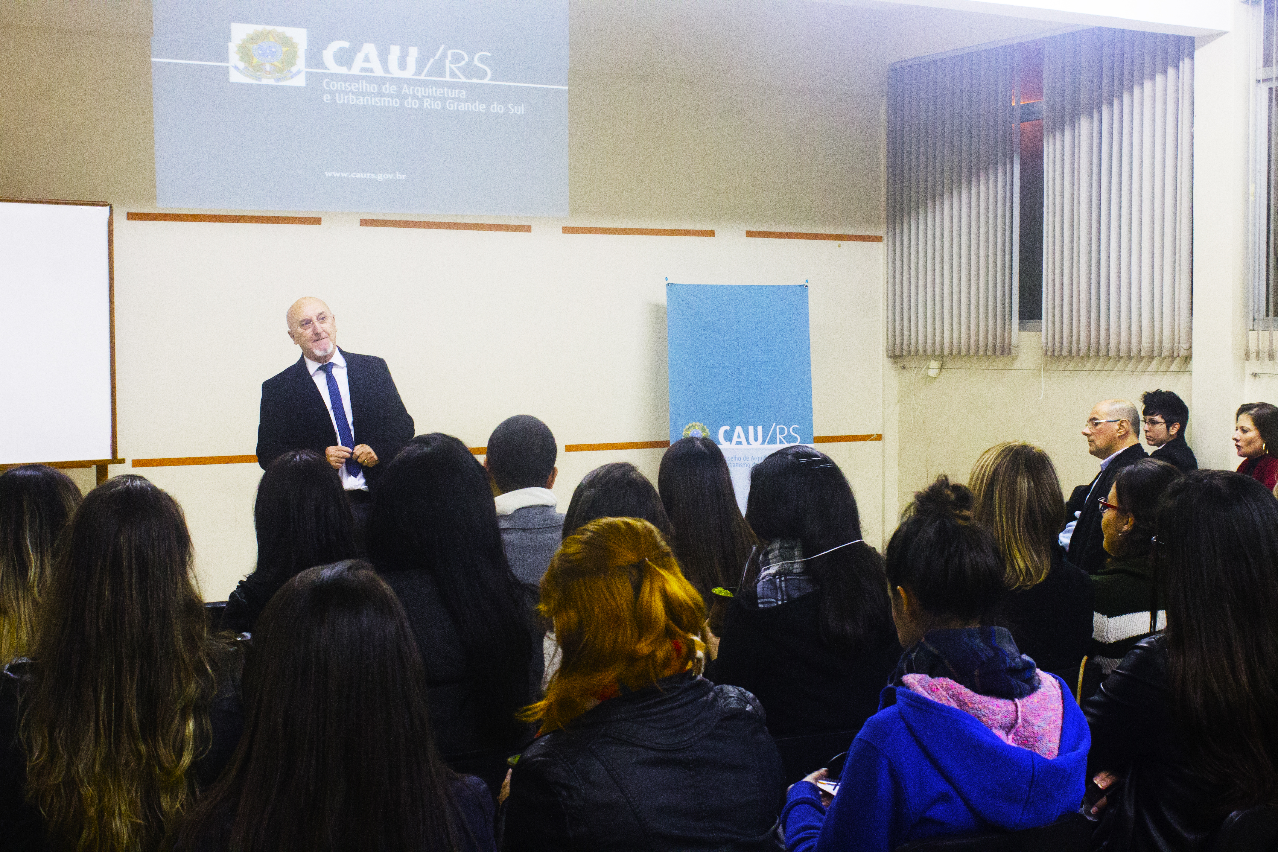 Conselheiro Rui Mineiro fala para os alunos da Ulbra Santa Maria.